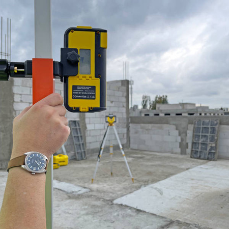 Nivel System Niwelator laserowy NL720R DIGITAL (wiązka czerwona) z czujnikiem cyfrowym, spadki manualne, w zestawie ze statywem SJJ1 oraz łatą LS24