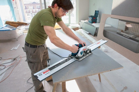 Pilarka tarczowa Bosch GKS 55+ GCE, 63mm, 1350W, z możliwością pracy na szynie prowadzącej, w kartonie