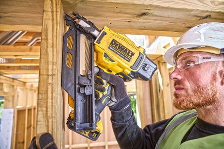 Dewalt Gwoździarka akumulatorowa do drewna 18V XR DCN930N-XJ 50-90 mm 33-34 stopnie bez akumulatorów i ładowarki